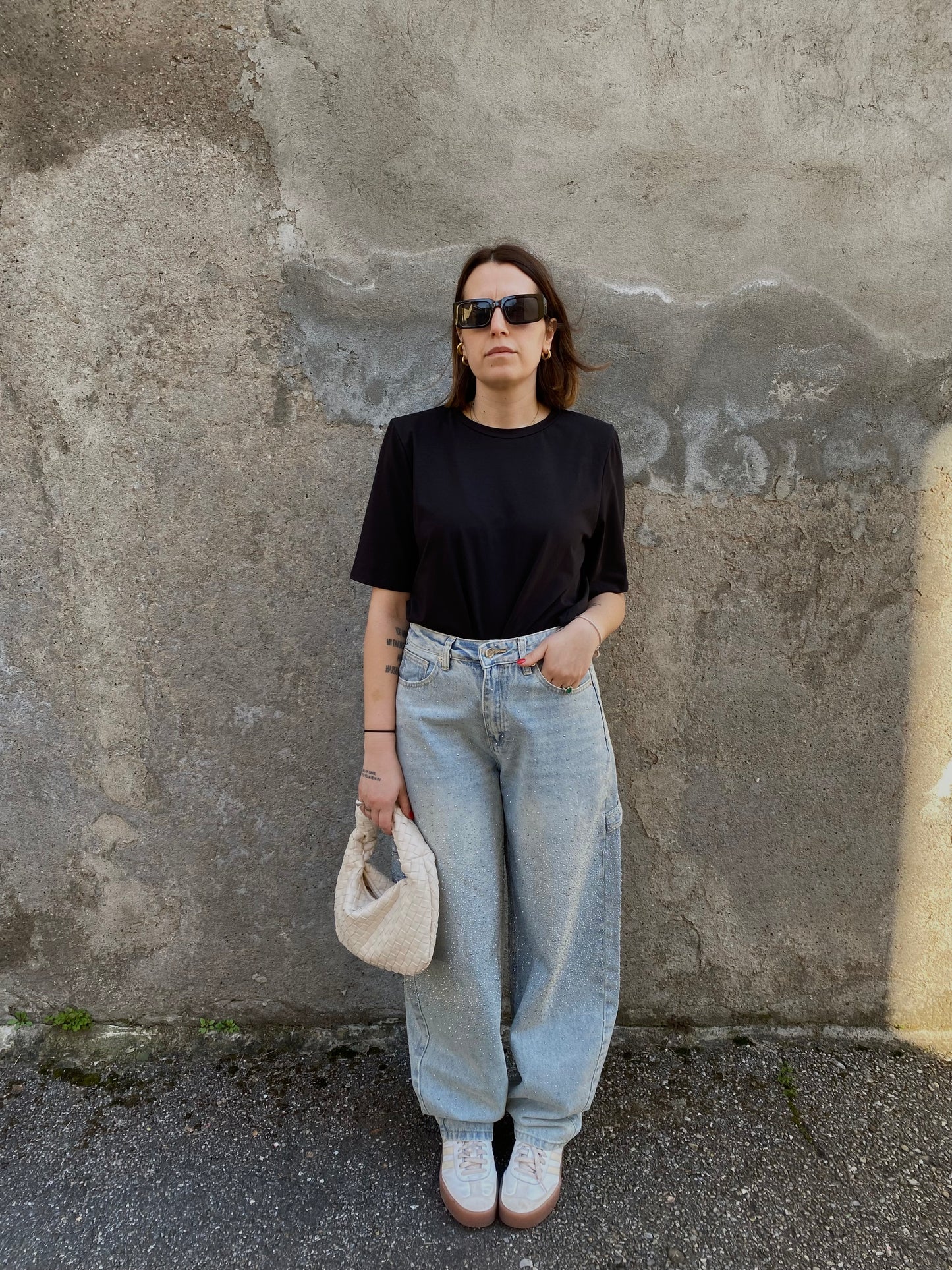t-shirt con spalline nera