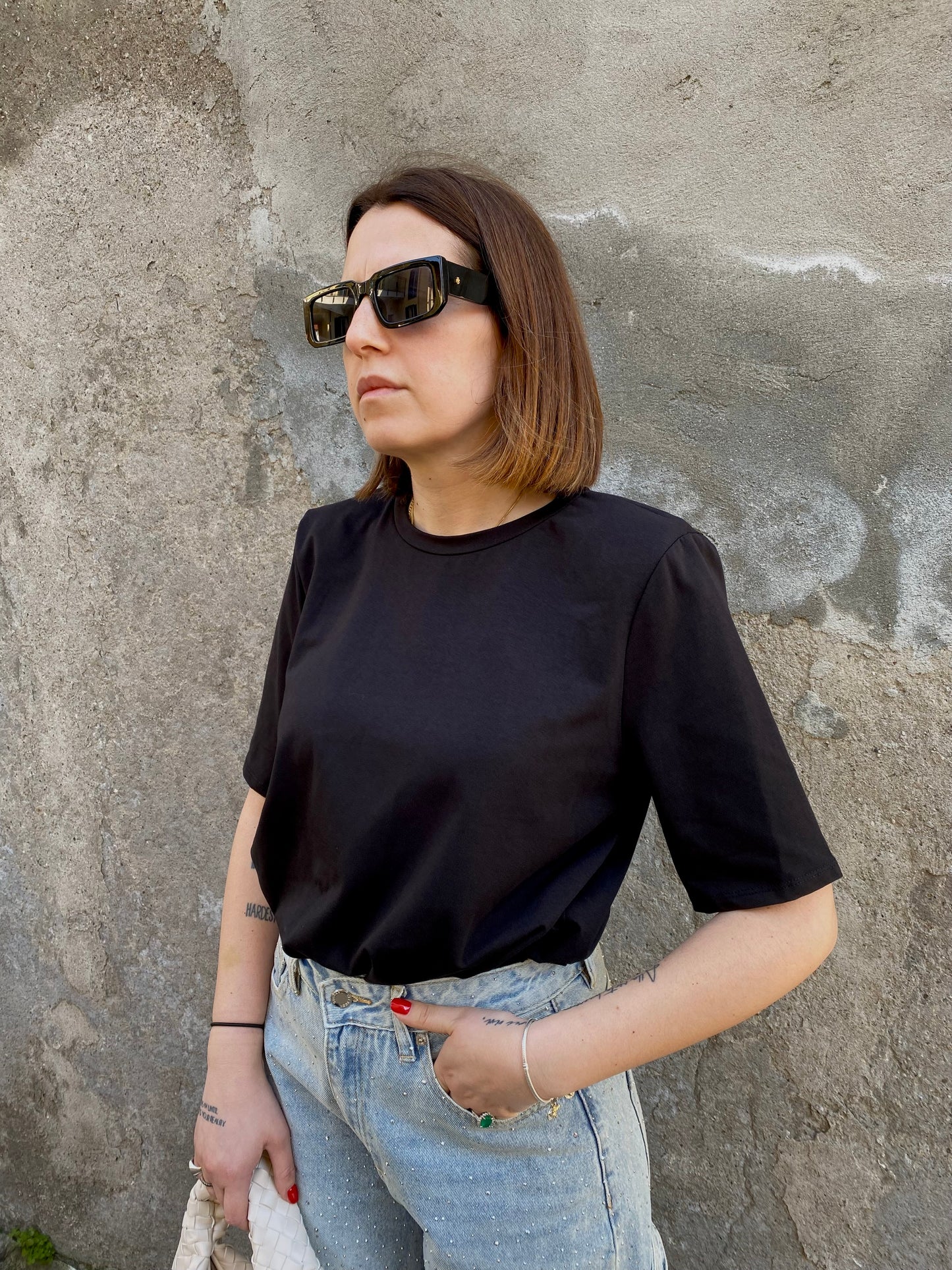 t-shirt con spalline nera