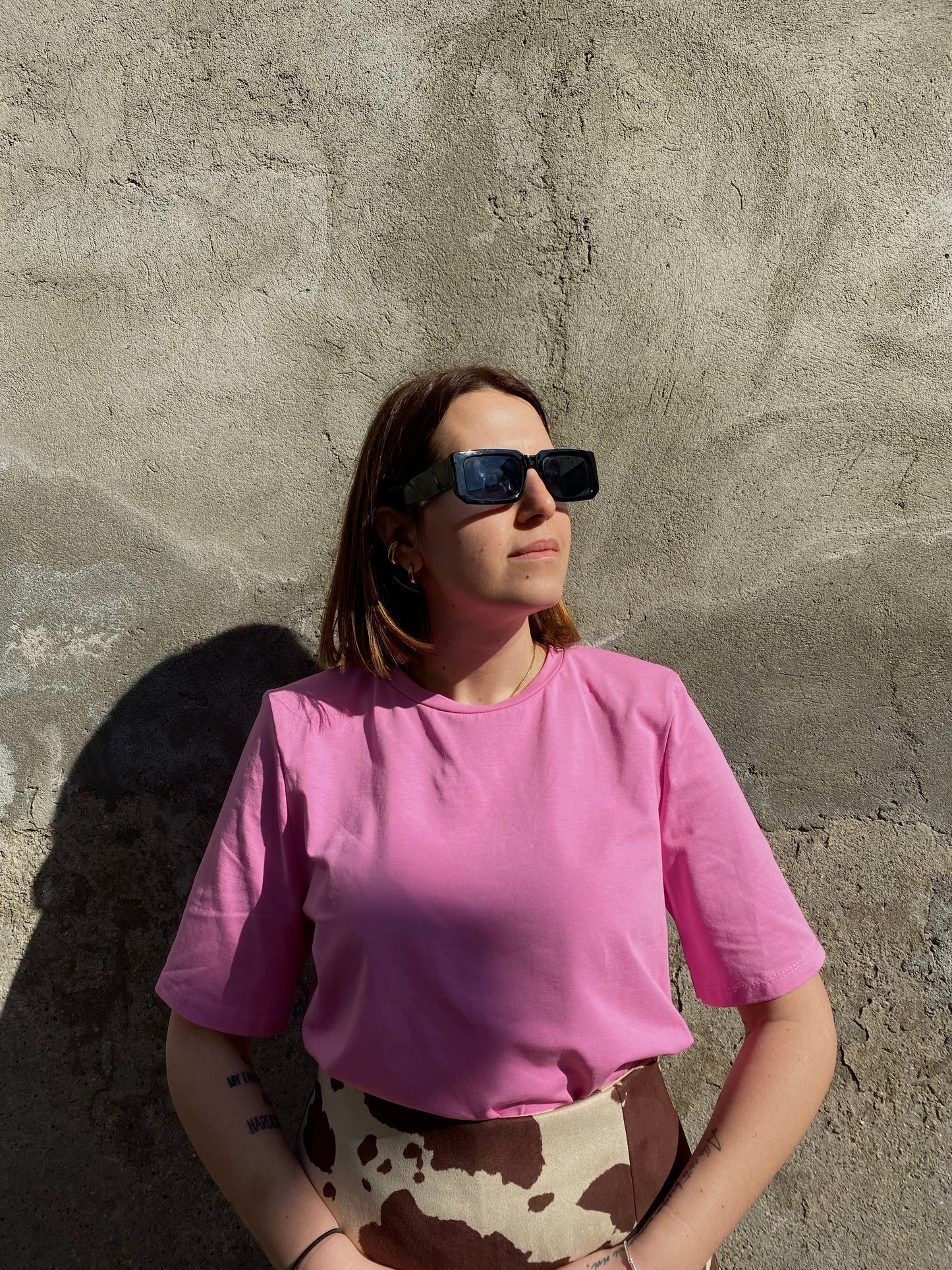 t-shirt con spalline rosa