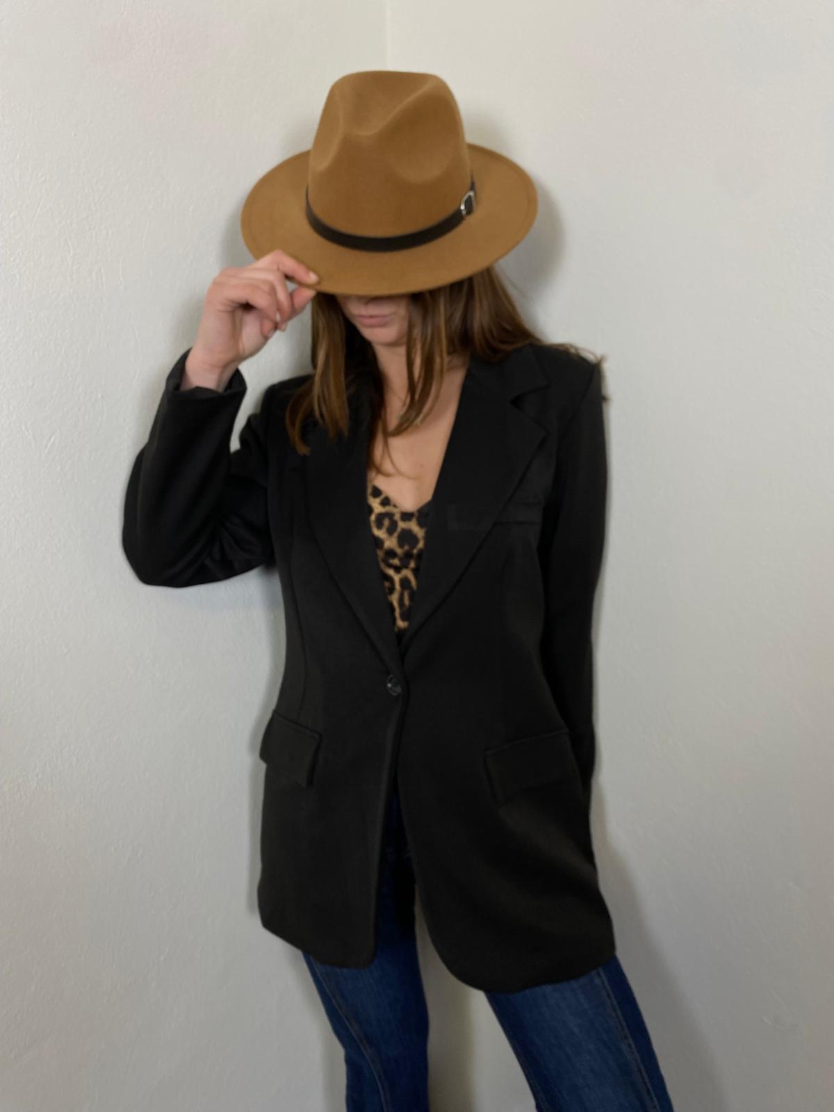 cappello con fibbia