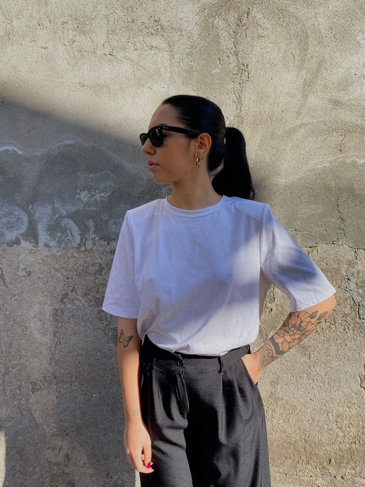 t-shirt con spalline bianca